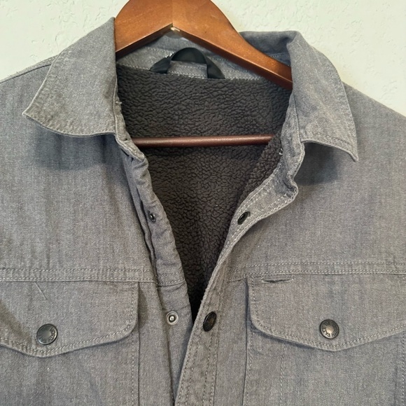 Men's The North Face Gray Heavy Sherpa Lined Campshire Shirt Jacket - Picture 3 of 11